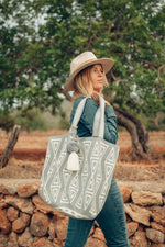 SUSU XL BAG • PYRAMIDS in GREY