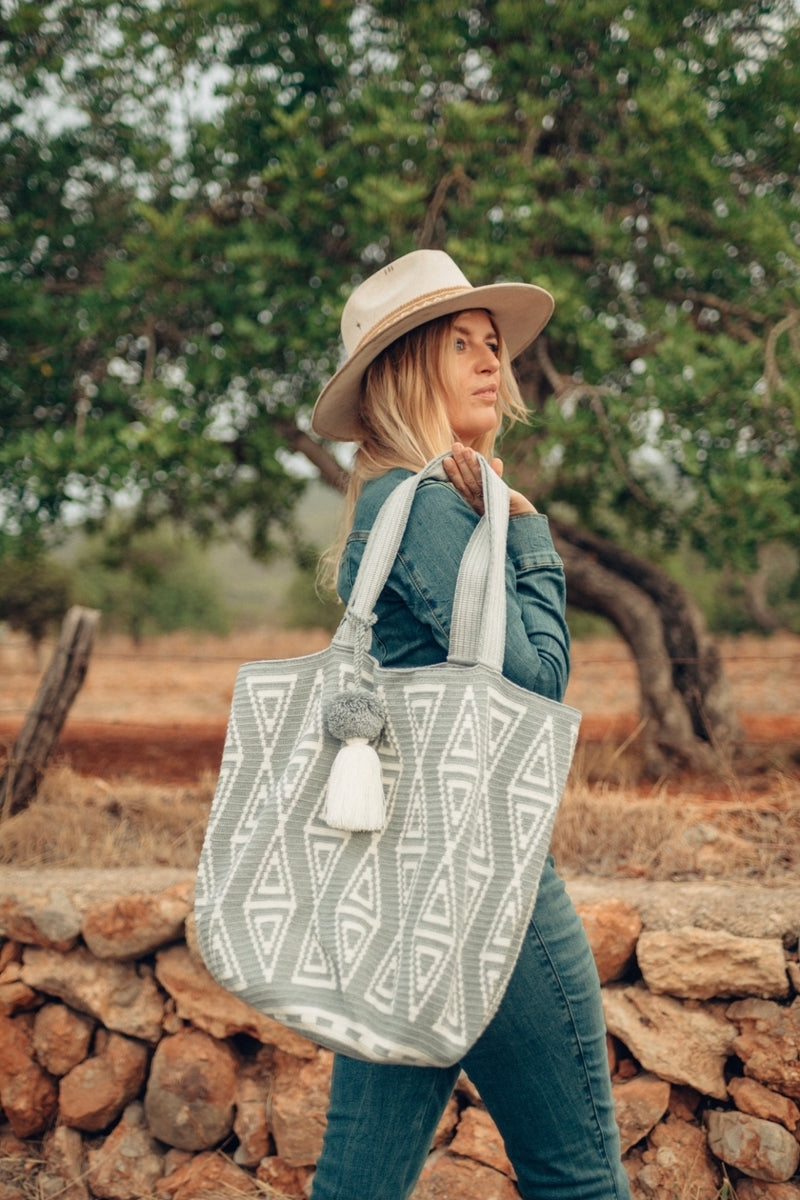SUSU XL BAG • PYRAMIDS in GREY